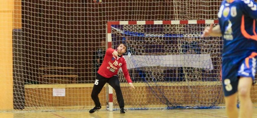 Lider w Piekarach! Olimpia zdeklasowała Olimp