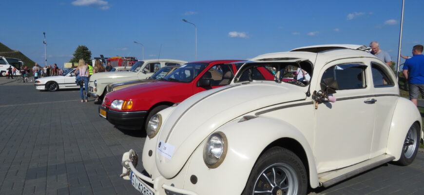 Zabytkowe pojazdy zaparkowały pod Kopcem Wyzwolenia