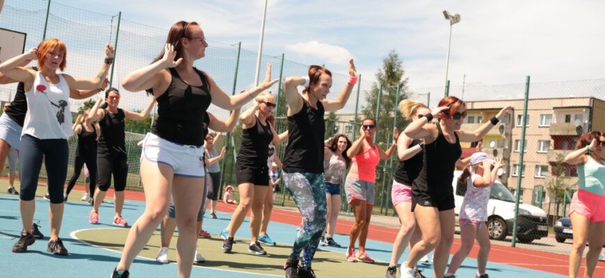 Zumba na boisku przy MSP 11
