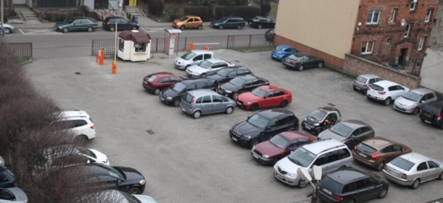 Wyburzanie garaży na parkingu Urzędu Miasta