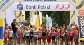 Biegowe zmagania dzieci w ramach Auto Śliwka Piekarskiego Półmaratonu