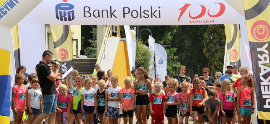 Biegowe zmagania dzieci w ramach Auto Śliwka Piekarskiego Półmaratonu