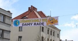 Baner przypomina, że wspólnie damy radę!