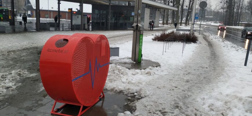 Kolejne serca na nakrętki w mieście