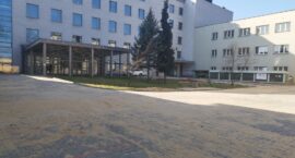 Podjazd i parking przy szpitalu miejskim