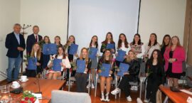 Mażoretki Azaria na Komisji Edukacji, Kultury i Sportu